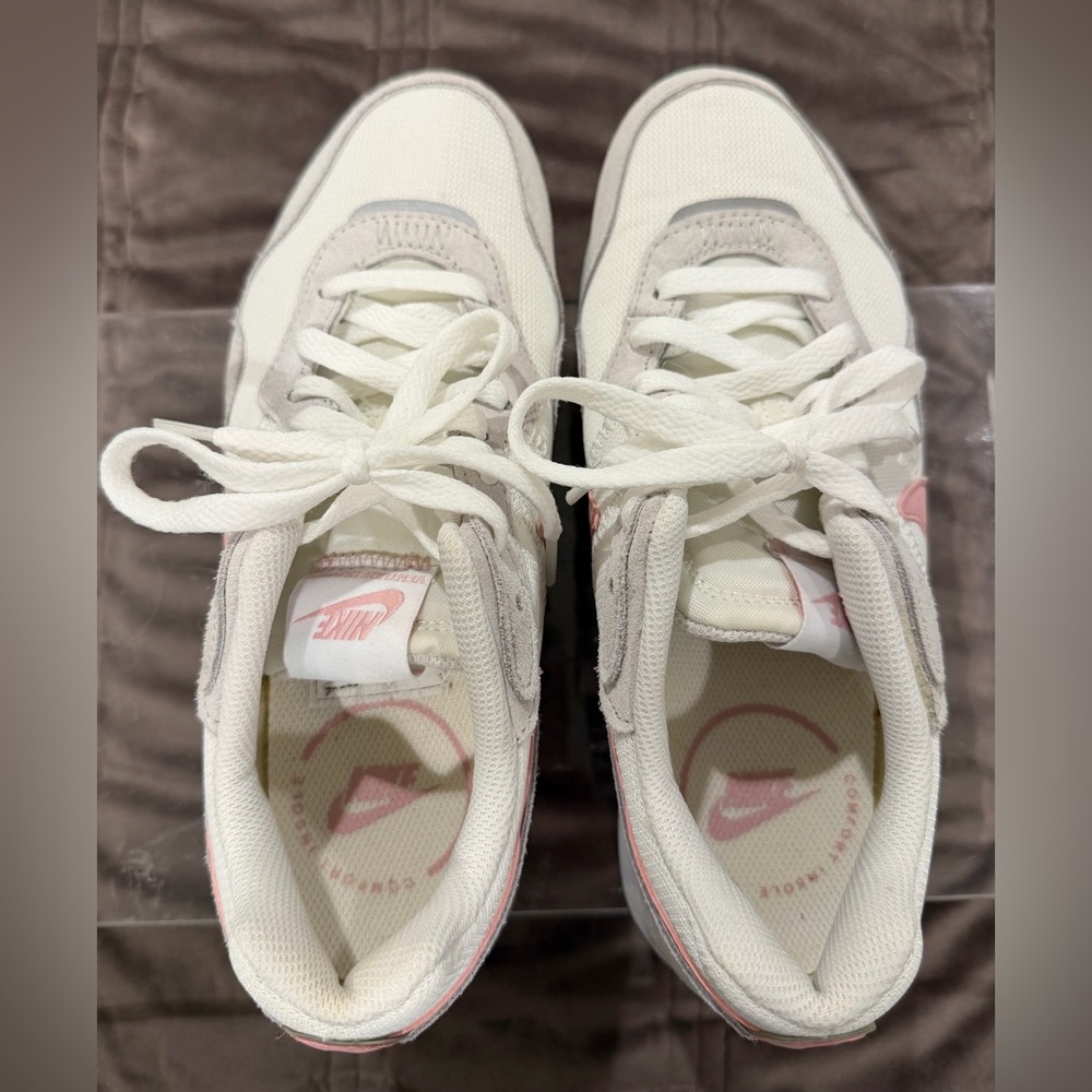 Nike Women's sz 7 Cream and Pink Sneakers - Picture 4 of 6